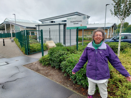 mum outside sch... mum outside sch...